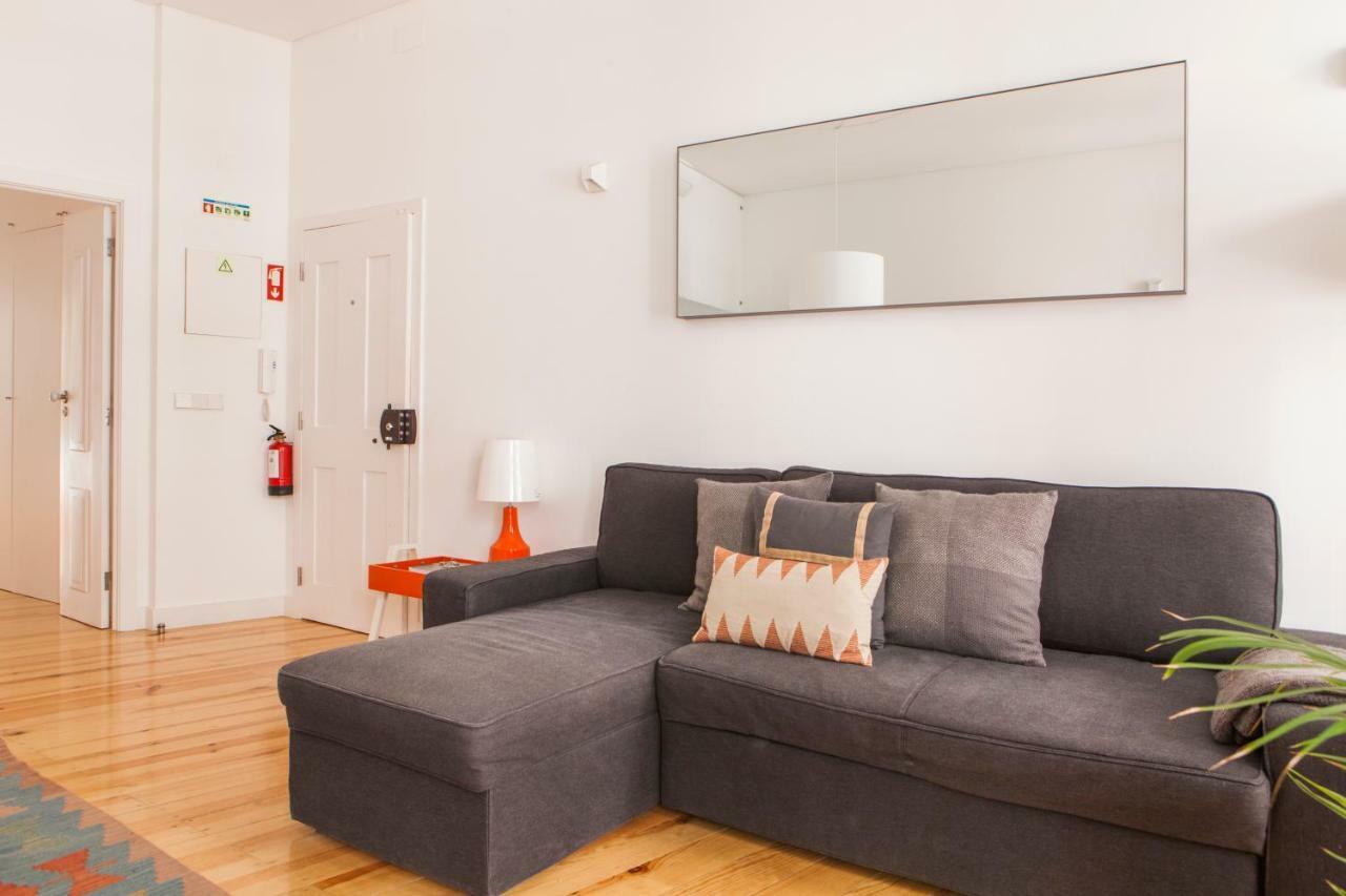 Cozy 1St Floor Flat Central Chiado District With Balconies And Ac 19Th Century Building Lisbon Bagian luar foto
