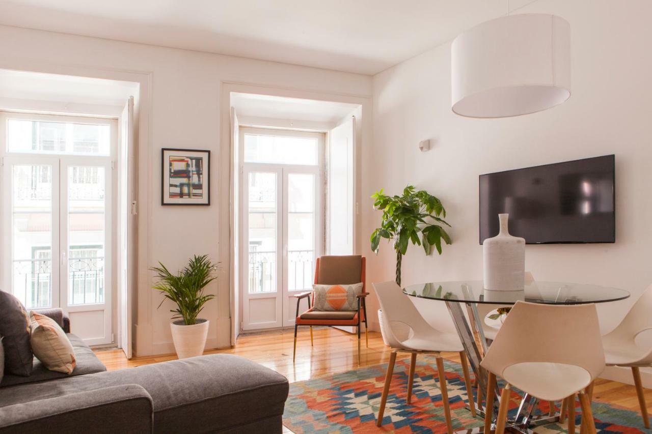 Cozy 1St Floor Flat Central Chiado District With Balconies And Ac 19Th Century Building Lisbon Bagian luar foto